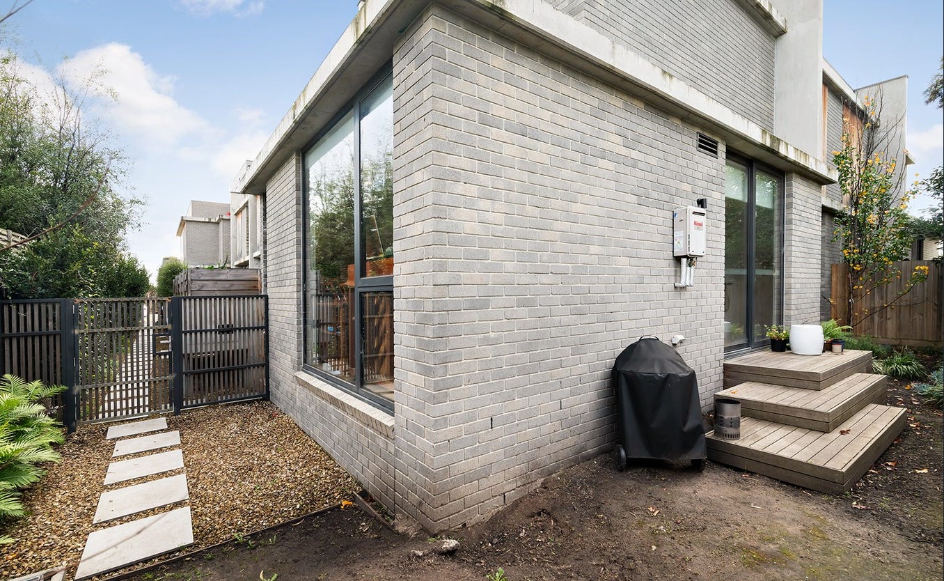 MCKINNON - 8/30-32 PRINCE EDWARD AVENUE